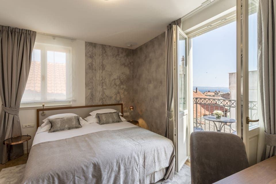 Deluxe Double or Twin Room | Hypo-allergenic bedding, down comforters, minibar, in-room safe