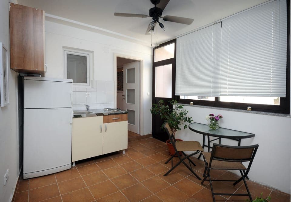 City Apartment, Courtyard View | In-room dining