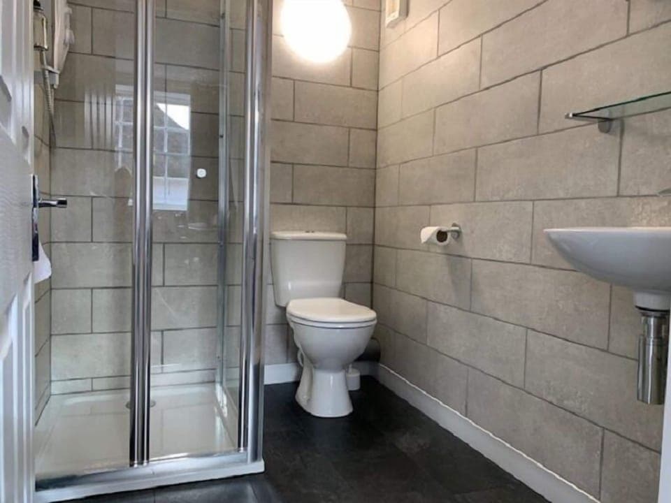 Double Room, Ensuite | Bathroom | Free toiletries, hair dryer, towels, soap