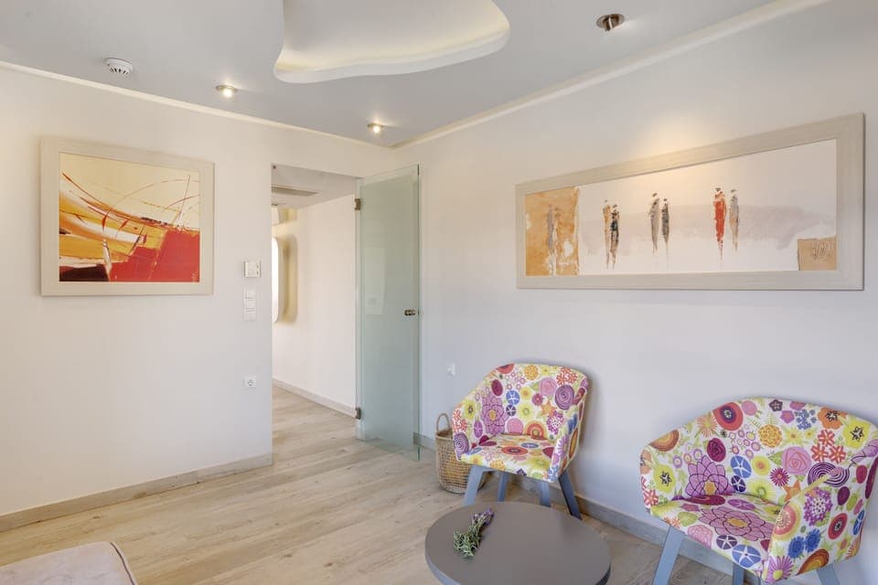 Two Room Suite | Living area | 40-inch flat-screen TV with satellite channels