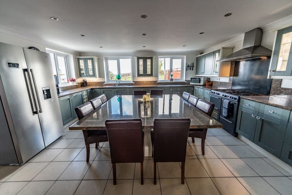 Luxury Cottage | Private kitchen | Full-size fridge, microwave, oven, stovetop