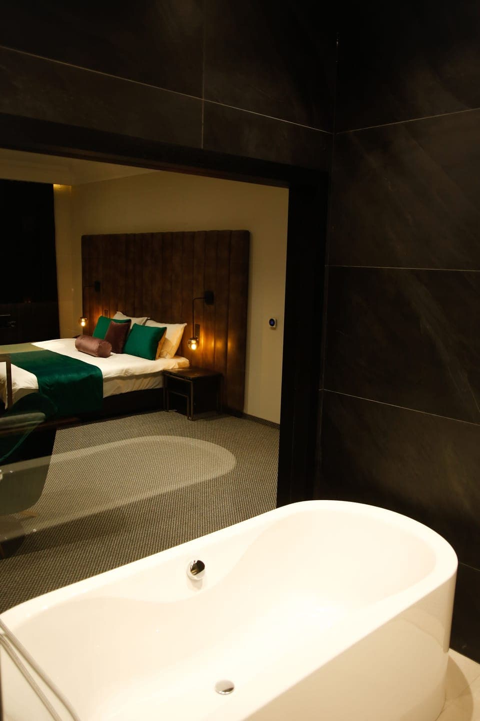 Executive Suite, 1 Queen Bed, City View | Deep soaking bathtub