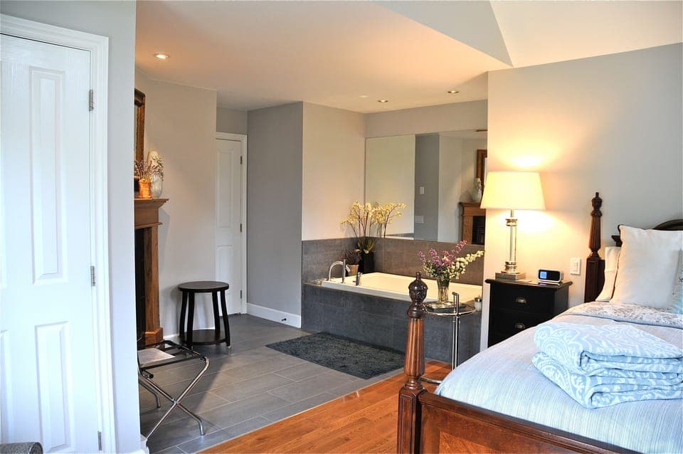 West Room | Bathroom | Hair dryer, bathrobes, towels