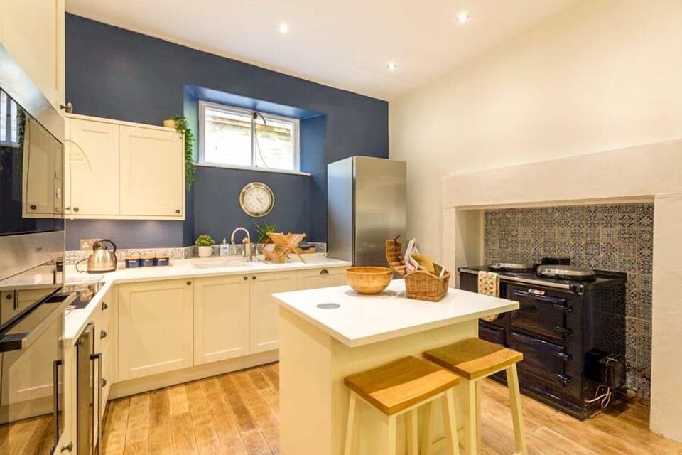 7 bedrooms, bed sheets