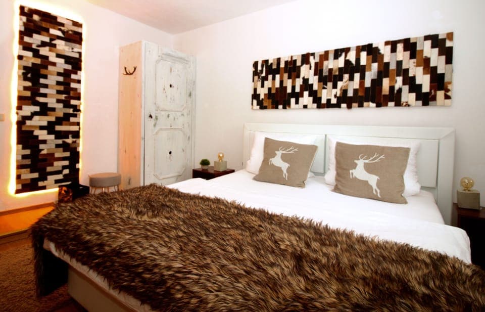 Apartment, 2 Bedrooms, Ground Floor | Individually decorated, individually furnished, desk