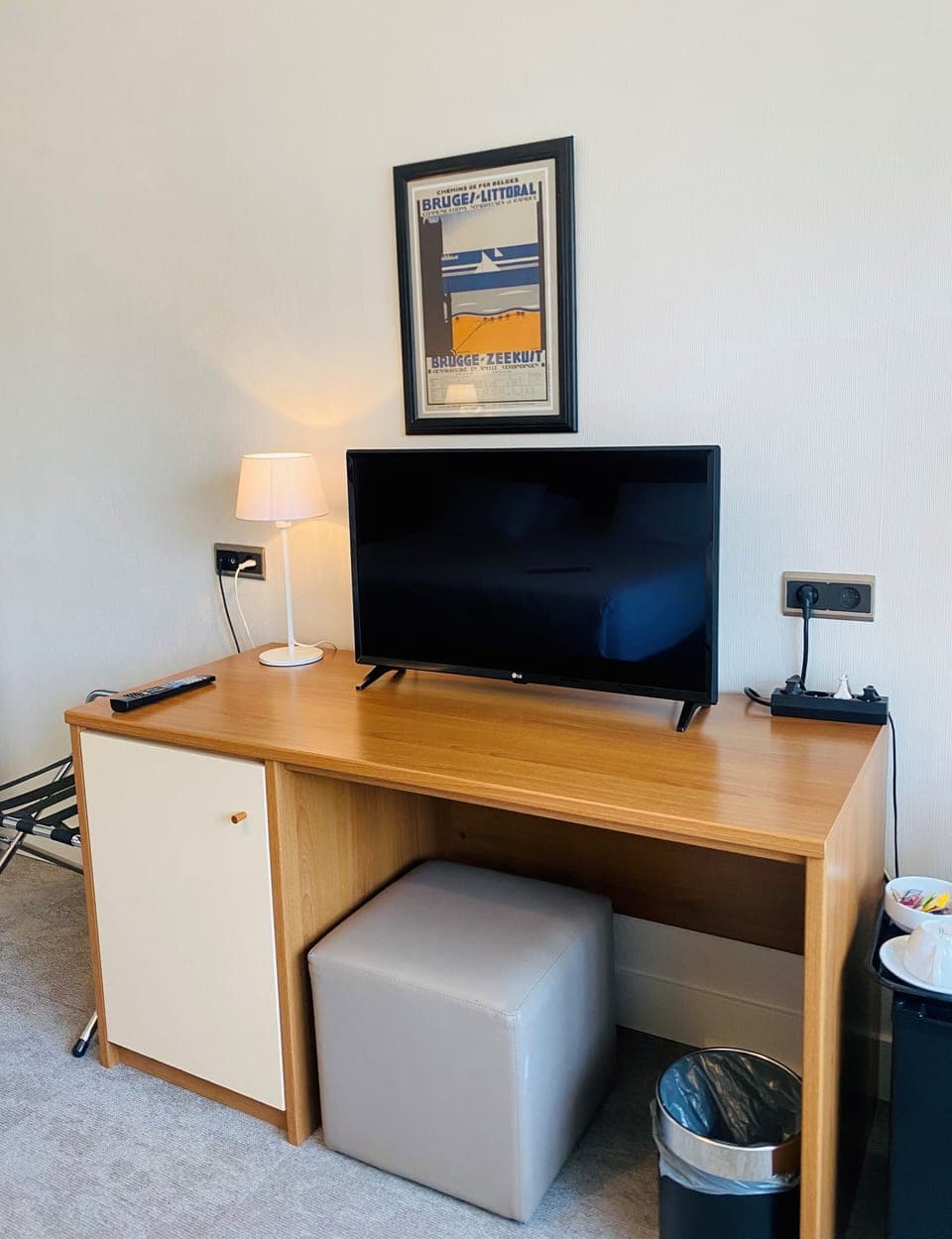 Comfort Room, City View | Living area | 32-inch TV with cable channels