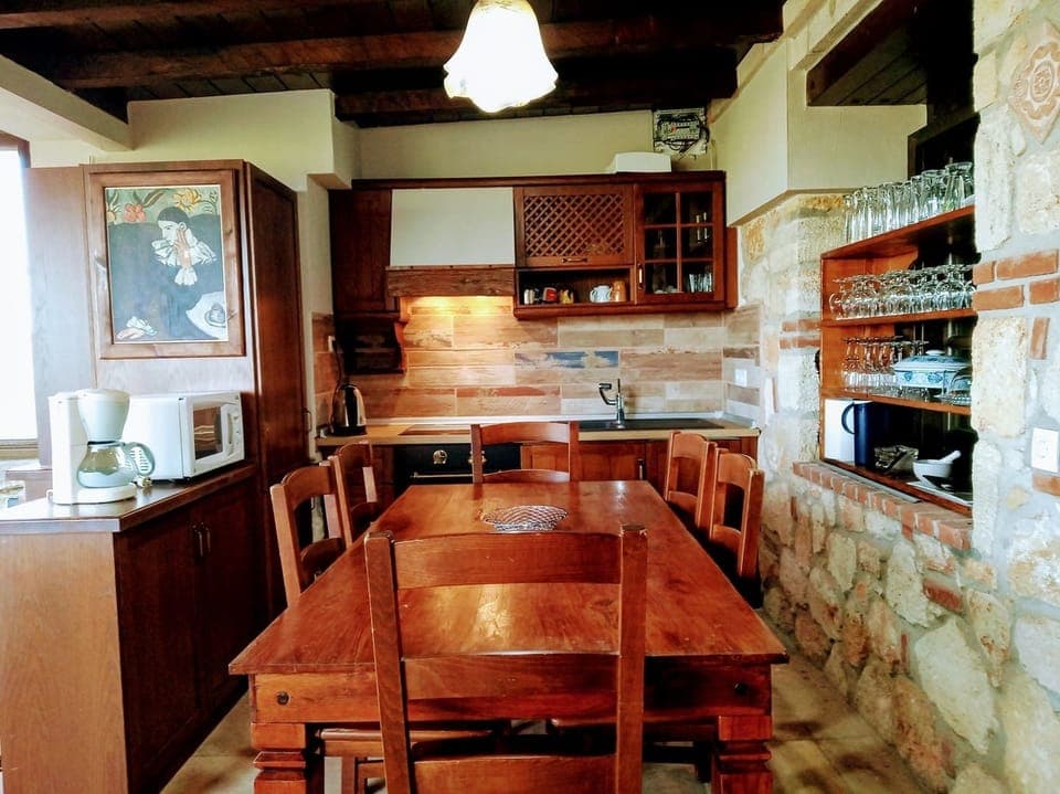 Full-size fridge, microwave, oven, stovetop