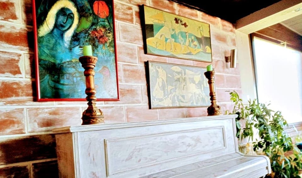 Flat-screen TV, fireplace