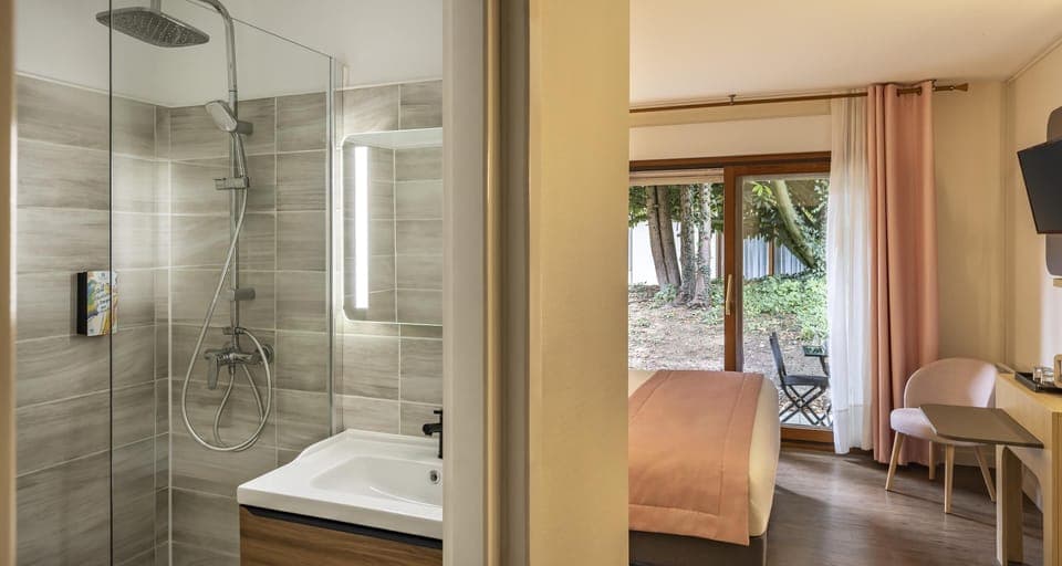 Standard Room, 1 Queen Bed, Non Smoking, Terrace | Desk, iron/ironing board, free WiFi, bed sheets