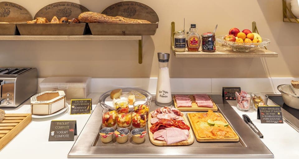 Daily continental breakfast (EUR 13 per person)