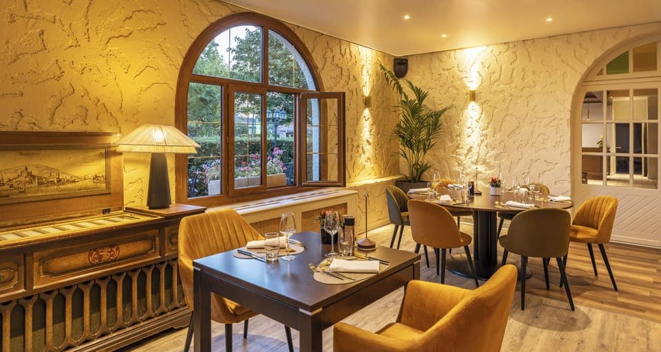 Lunch and dinner served