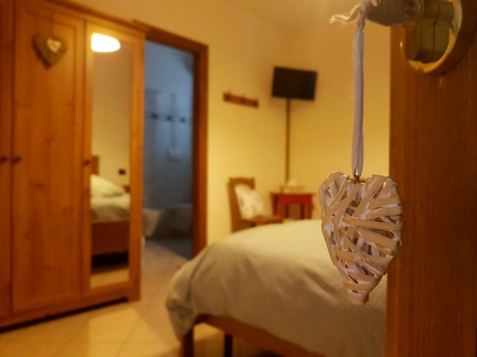 1 bedroom, down comforters, desk, blackout drapes