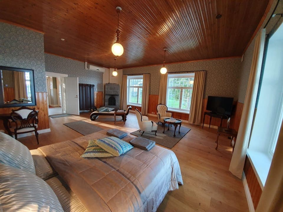 Main Building, Suite 1, Lake View | Individually decorated, free WiFi, bed sheets