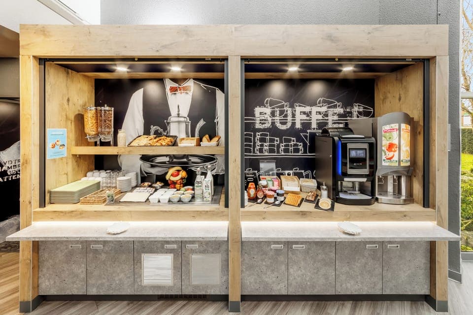 Daily buffet breakfast (EUR 8.5 per person)