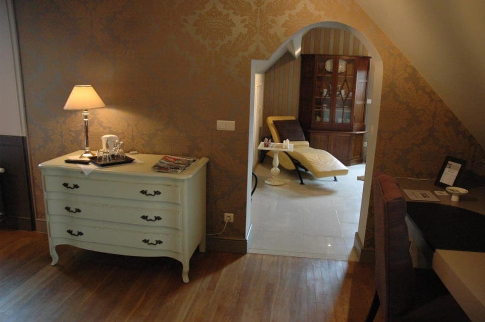 Egyptian cotton sheets, premium bedding, down comforters, in-room safe