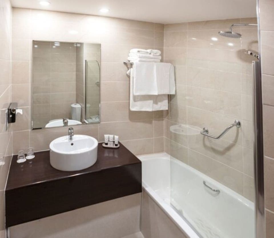 Combined shower/tub, free toiletries, hair dryer, towels