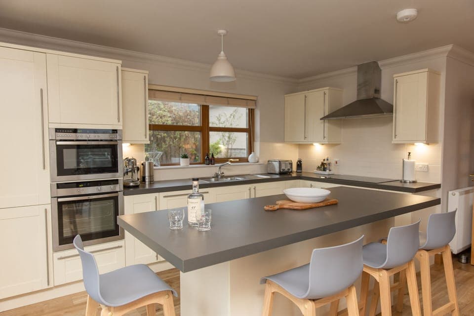 House, 5 Bedrooms | Private kitchen | Fridge, microwave, dishwasher, coffee/tea maker