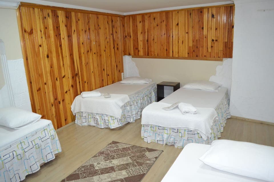 Standard Quadruple Room | Desk, soundproofing, free WiFi, bed sheets