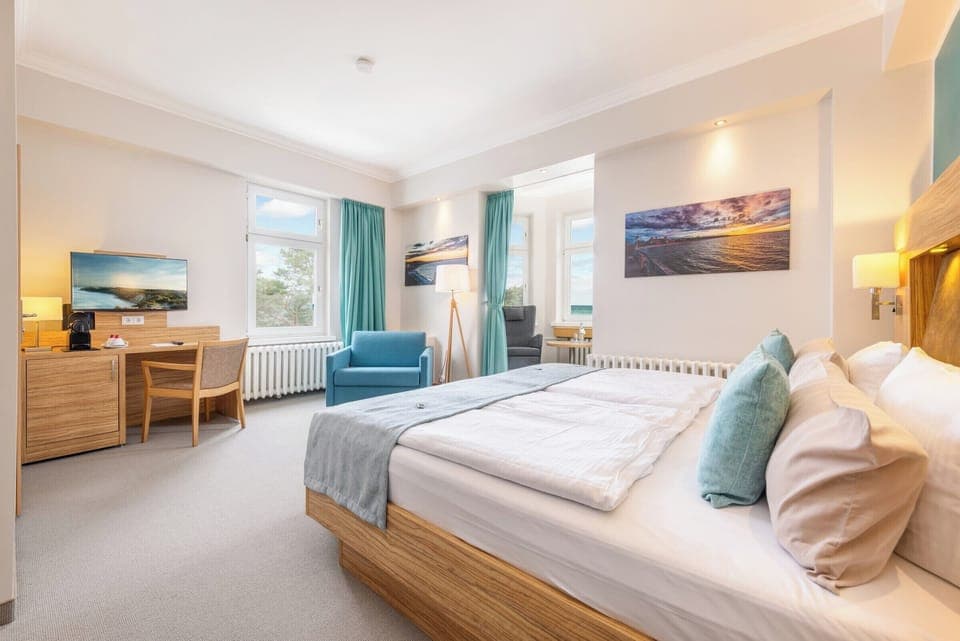 Comfort Double Room, Sea View | Hypo-allergenic bedding, minibar, in-room safe, blackout drapes