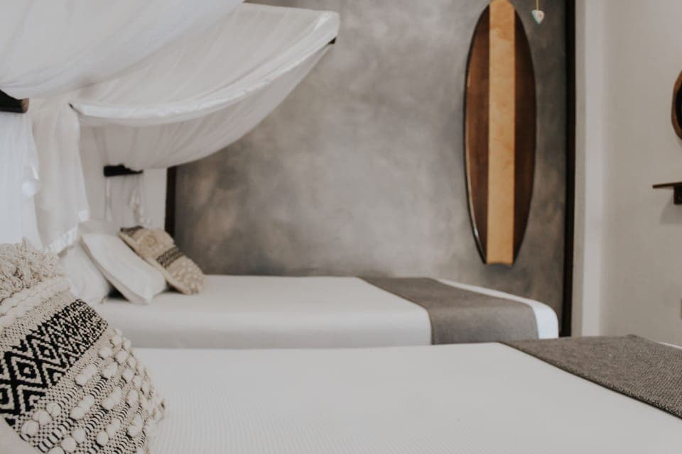 Suite Amarilla | Minibar, in-room safe, free WiFi, bed sheets