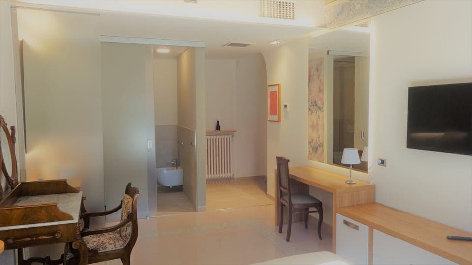 Junior Room (201) | Bathroom | Shower, free toiletries, hair dryer, bidet