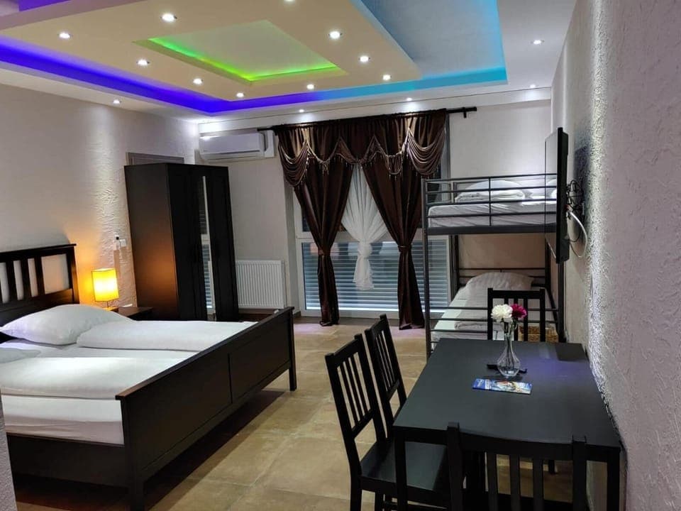 Desk, soundproofing, free WiFi, bed sheets