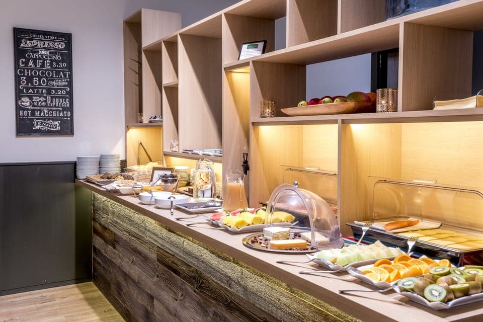 Daily continental breakfast (EUR 19.5 per person)