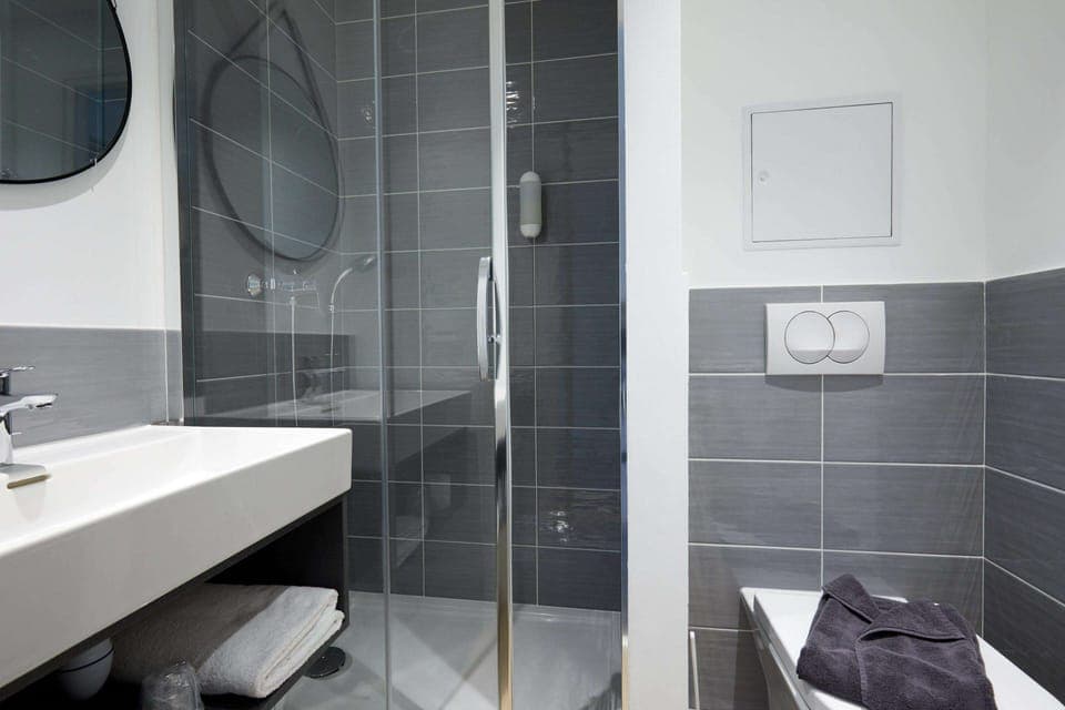 Shower, eco-friendly toiletries, towels