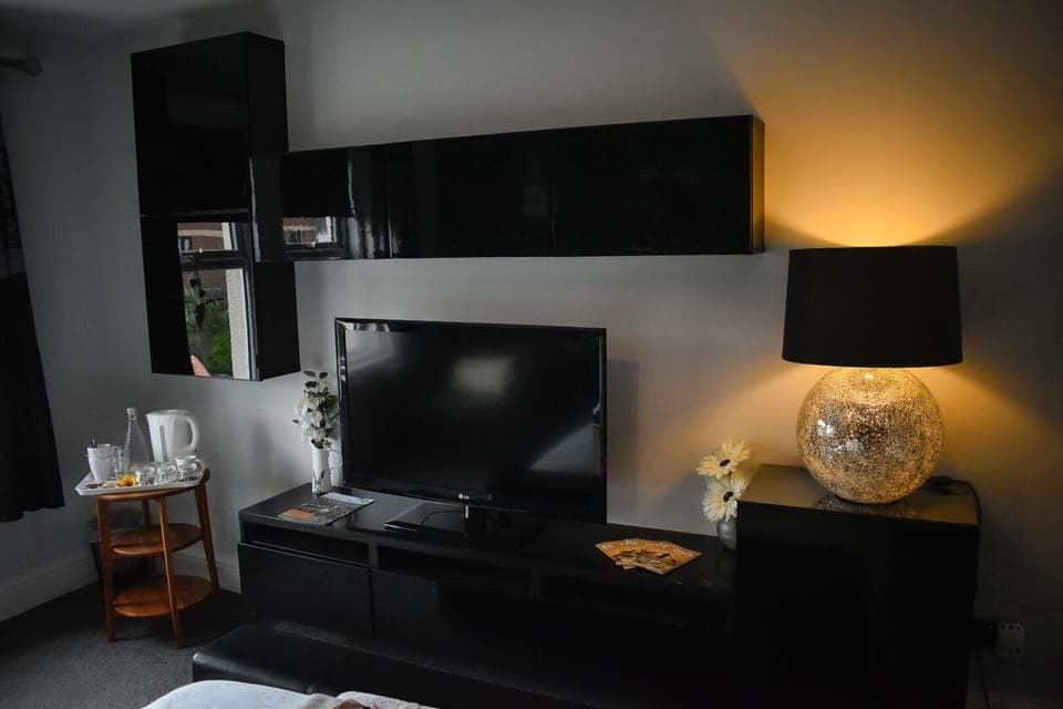 Double Room, Ensuite (Elm) | Soundproofing, free WiFi, bed sheets