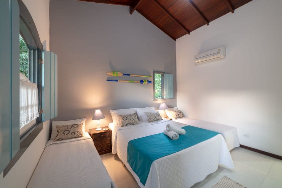 Minibar, iron/ironing board, free WiFi, bed sheets