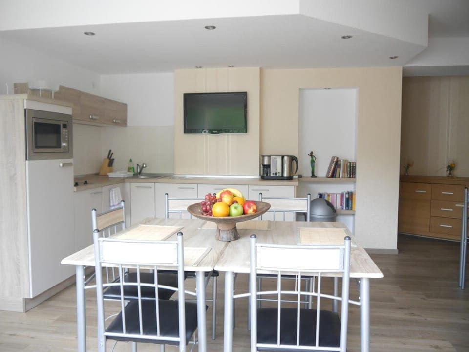 Fridge, oven, stovetop, cookware/dishes/utensils