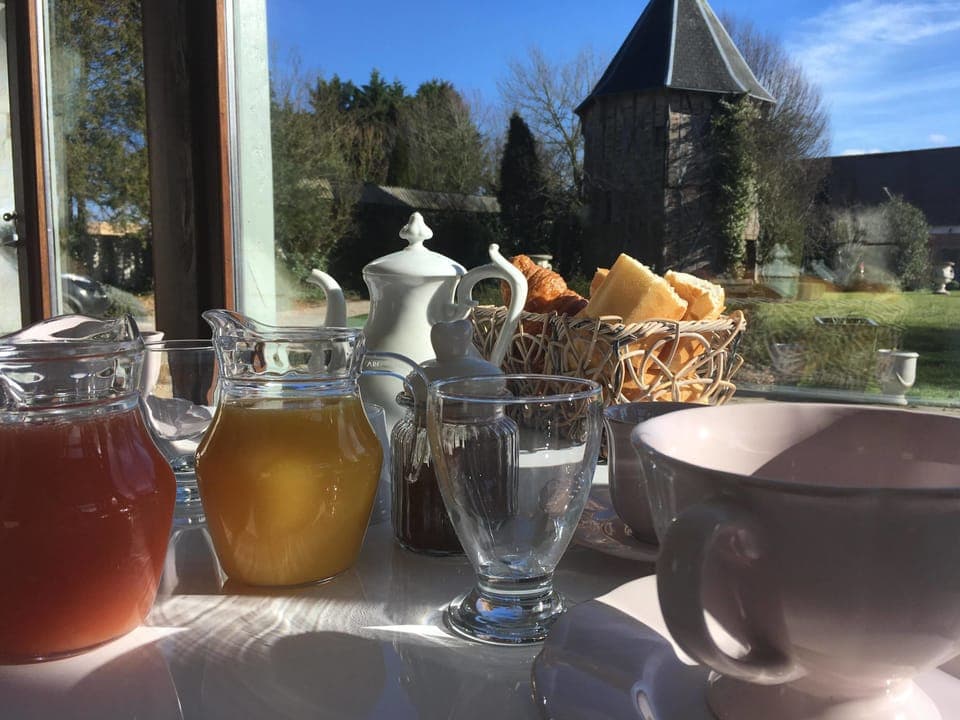 Daily continental breakfast (EUR 12 per person)