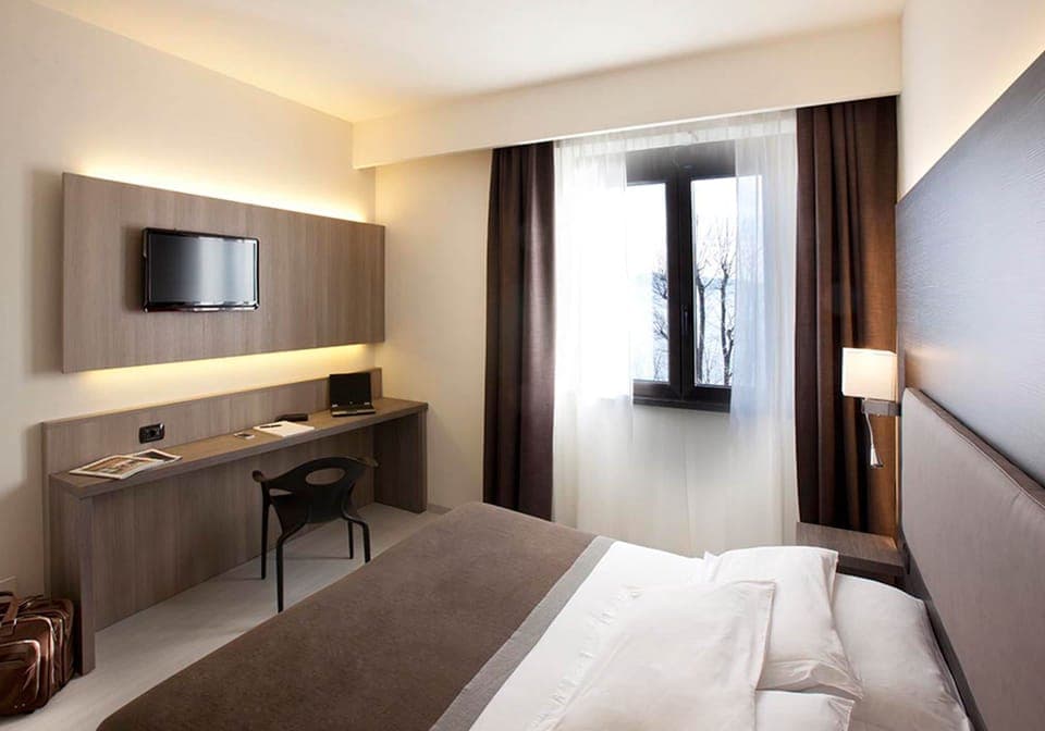 Minibar, in-room safe, desk, laptop workspace