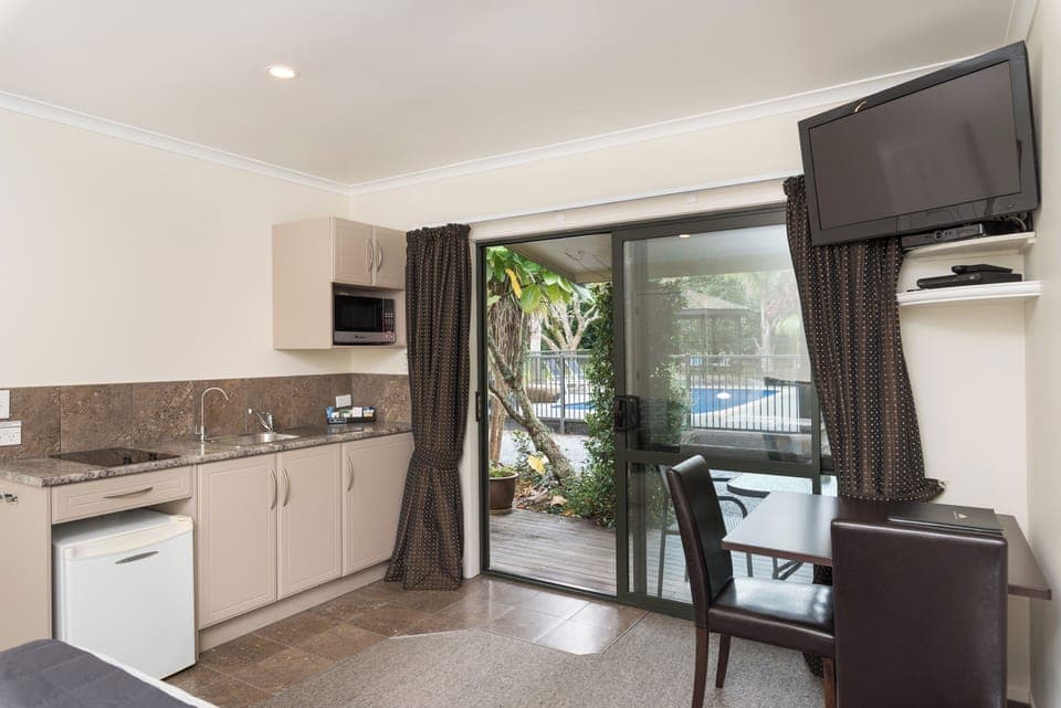 Petite Studio | Private kitchen | Fridge, microwave, stovetop, coffee/tea maker