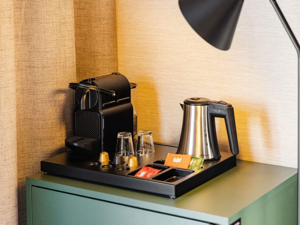 Executive Room, 1 Queen Bed | Premium bedding, in-room safe, desk, laptop workspace