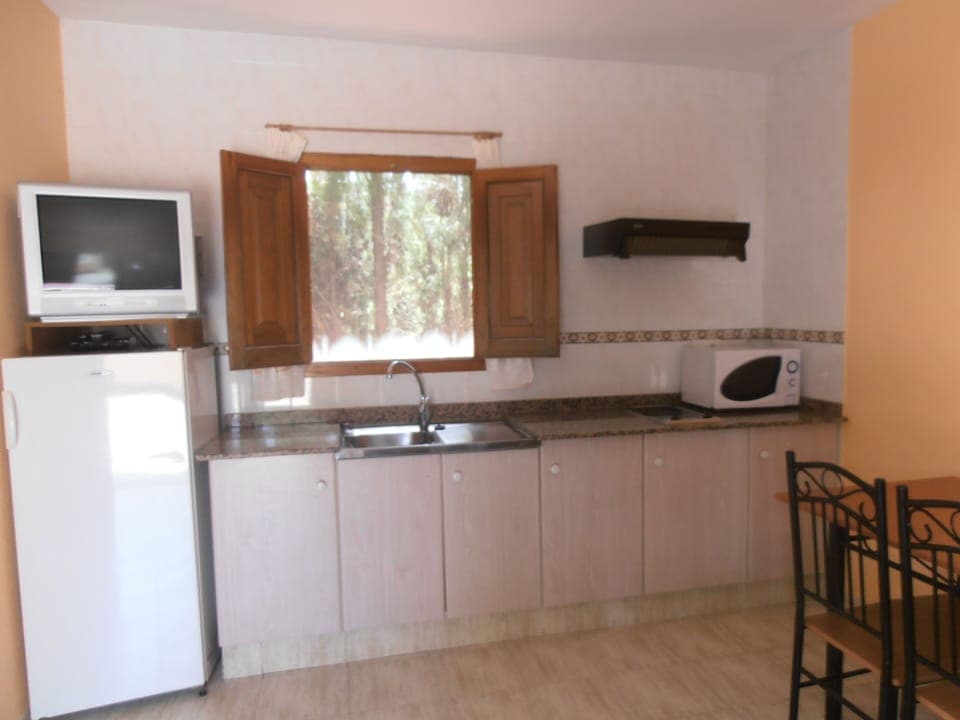 Bungalow, 1 Bedroom, Kitchen | Private kitchen | Fridge, microwave, electric kettle