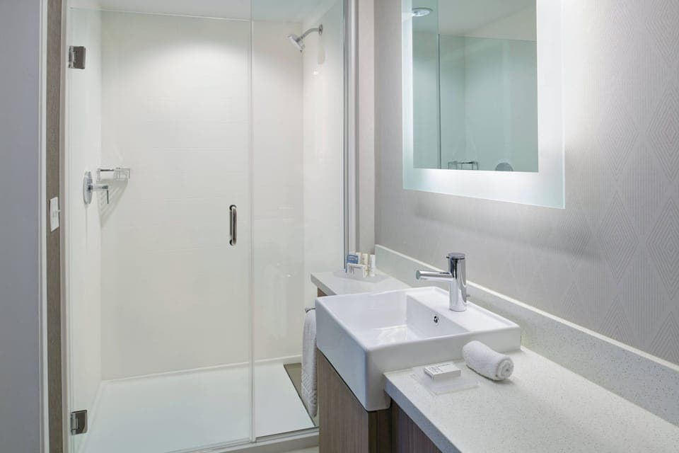 Hydromassage showerhead, free toiletries, hair dryer, towels