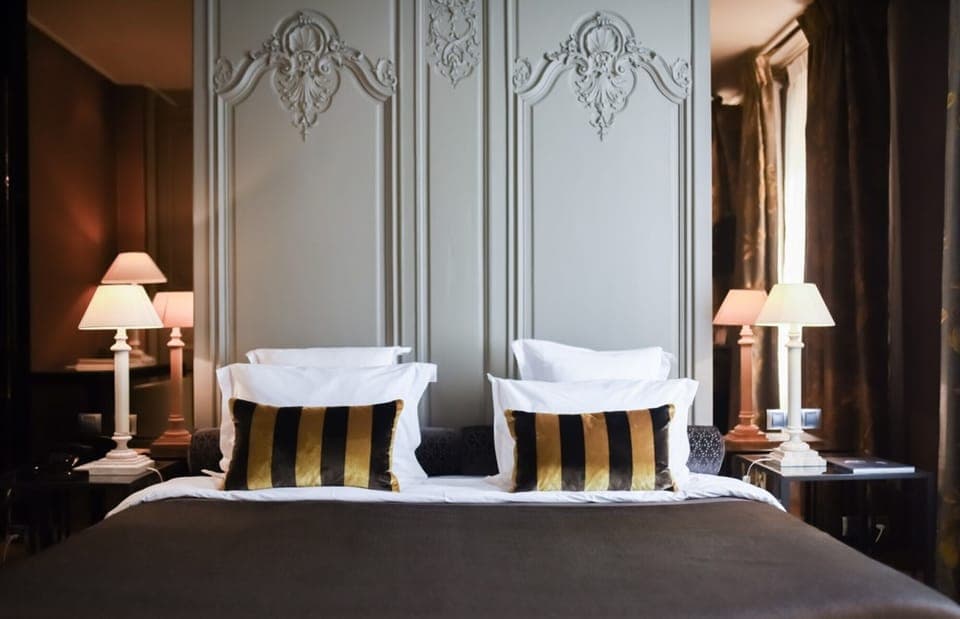 Deluxe Suite, Courtyard View | 1 bedroom, premium bedding, minibar, in-room safe