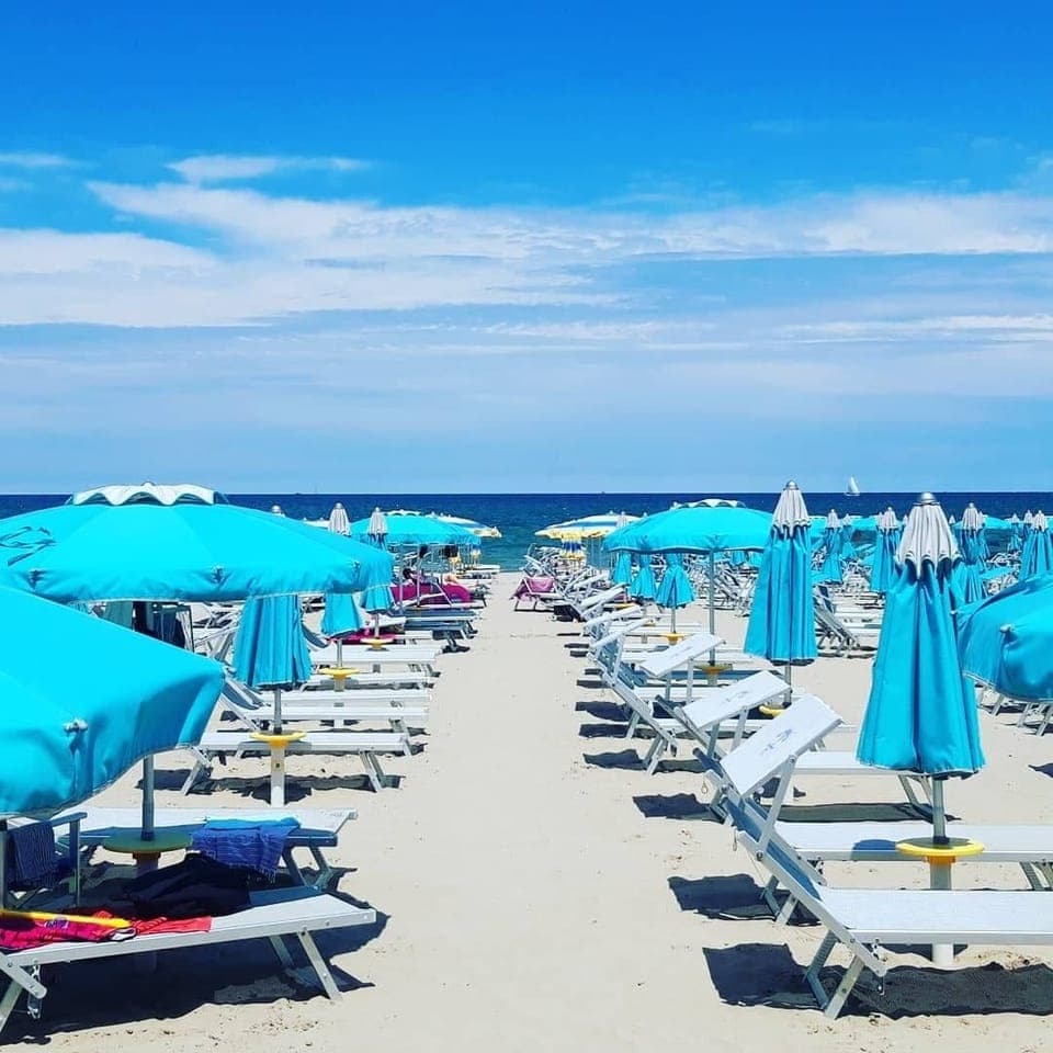 Private beach nearby, white sand, free beach cabanas, sun loungers