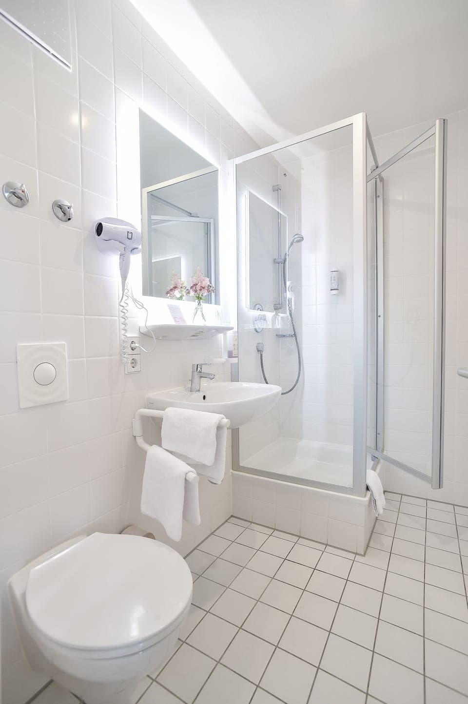 Standard Suite | Bathroom | Shower, towels