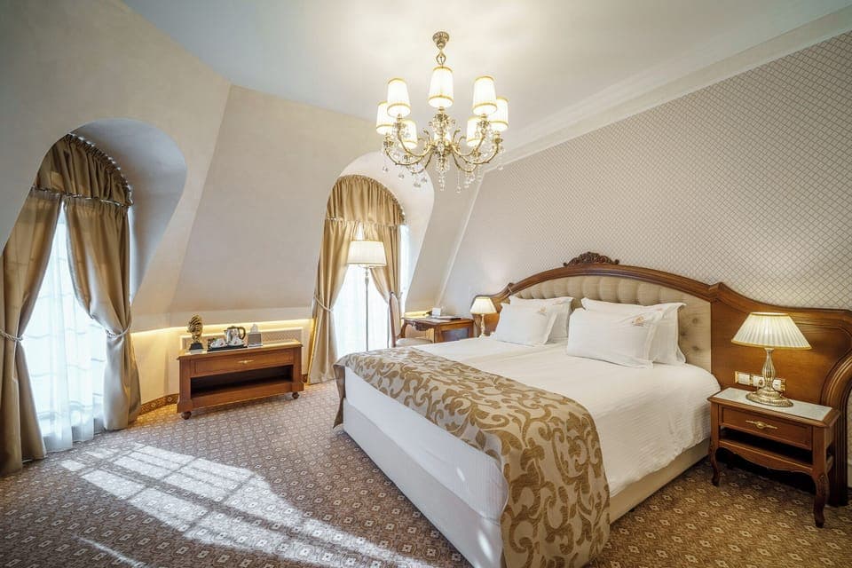 Studio, Balcony | Minibar, in-room safe, desk, laptop workspace