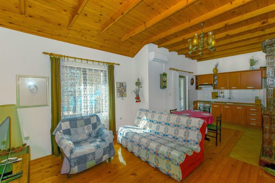 Private kitchen | Fridge, oven, stovetop, cookware/dishes/utensils