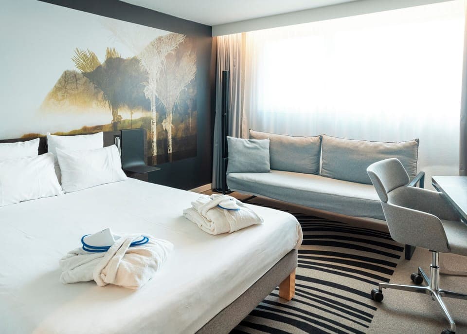 Executive Room, 1 Queen Bed with Sofa bed | Desk, blackout drapes, soundproofing, iron/ironing board