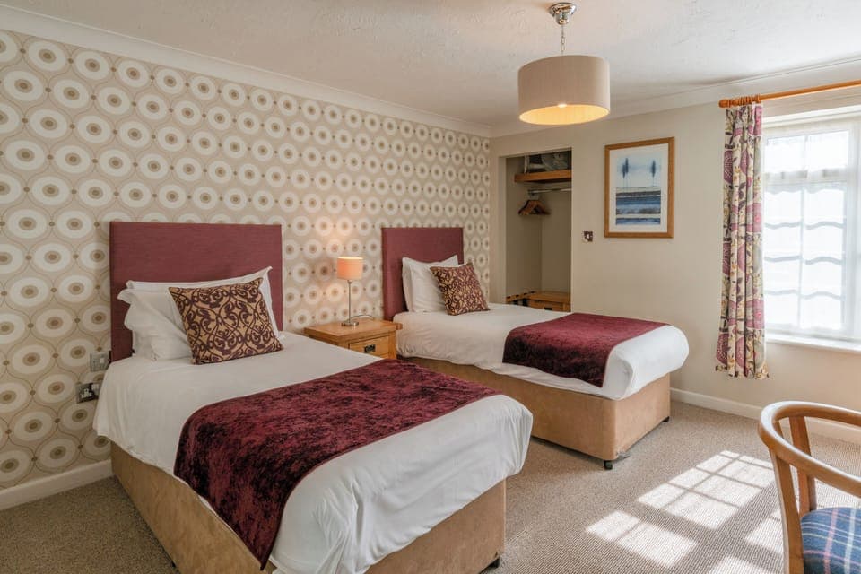 Standard Twin Room, Ensuite | Individually decorated, individually furnished, desk, iron/ironing board