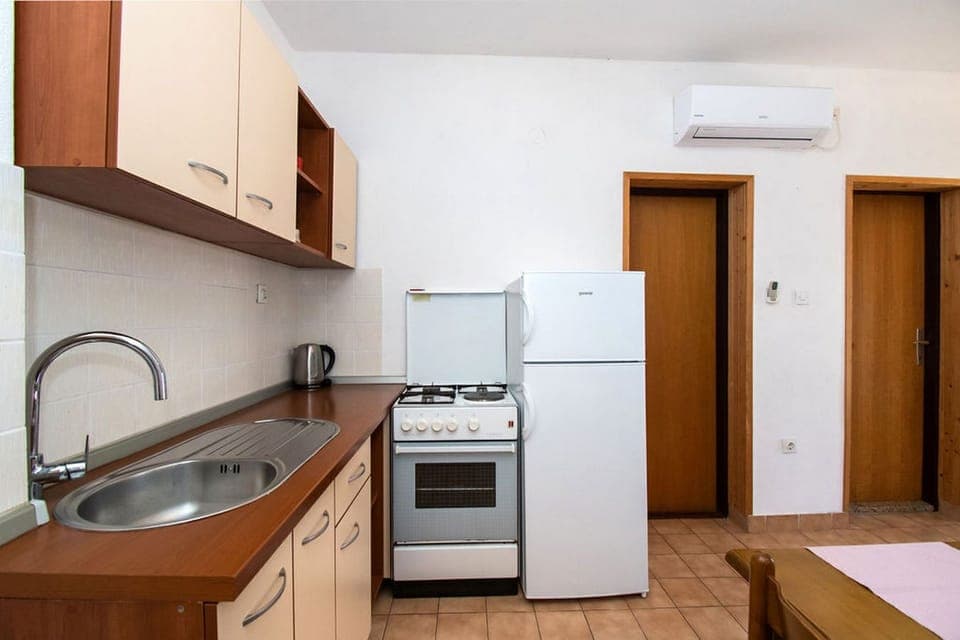 Apartment (A1) | Private kitchen | Fridge, stovetop, cookware/dishes/utensils, freezer