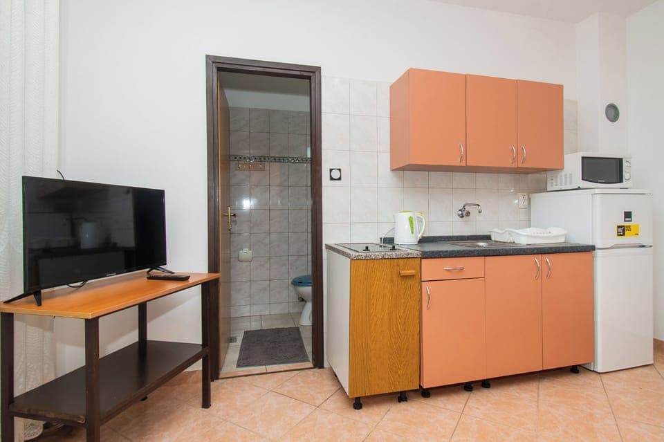 Apartment (A1) | Private kitchen | Fridge, microwave, stovetop, cookware/dishes/utensils