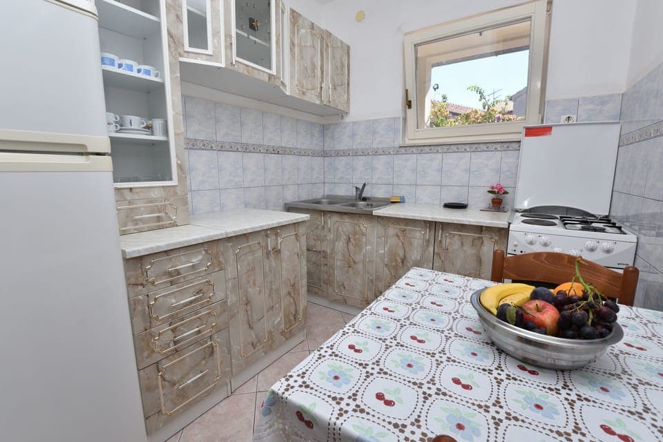 Apartment (A1) | Private kitchen | Fridge, oven, stovetop, cookware/dishes/utensils