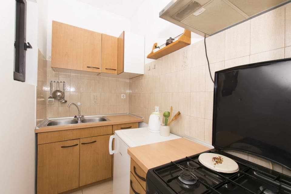 Private kitchen | Fridge, oven, stovetop, espresso maker