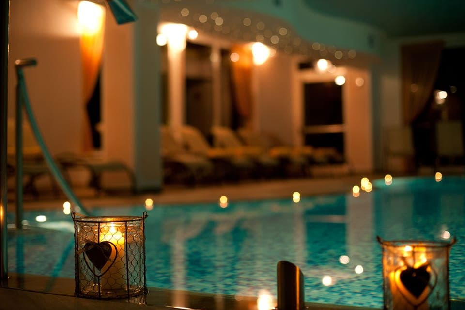 Indoor pool, sun loungers