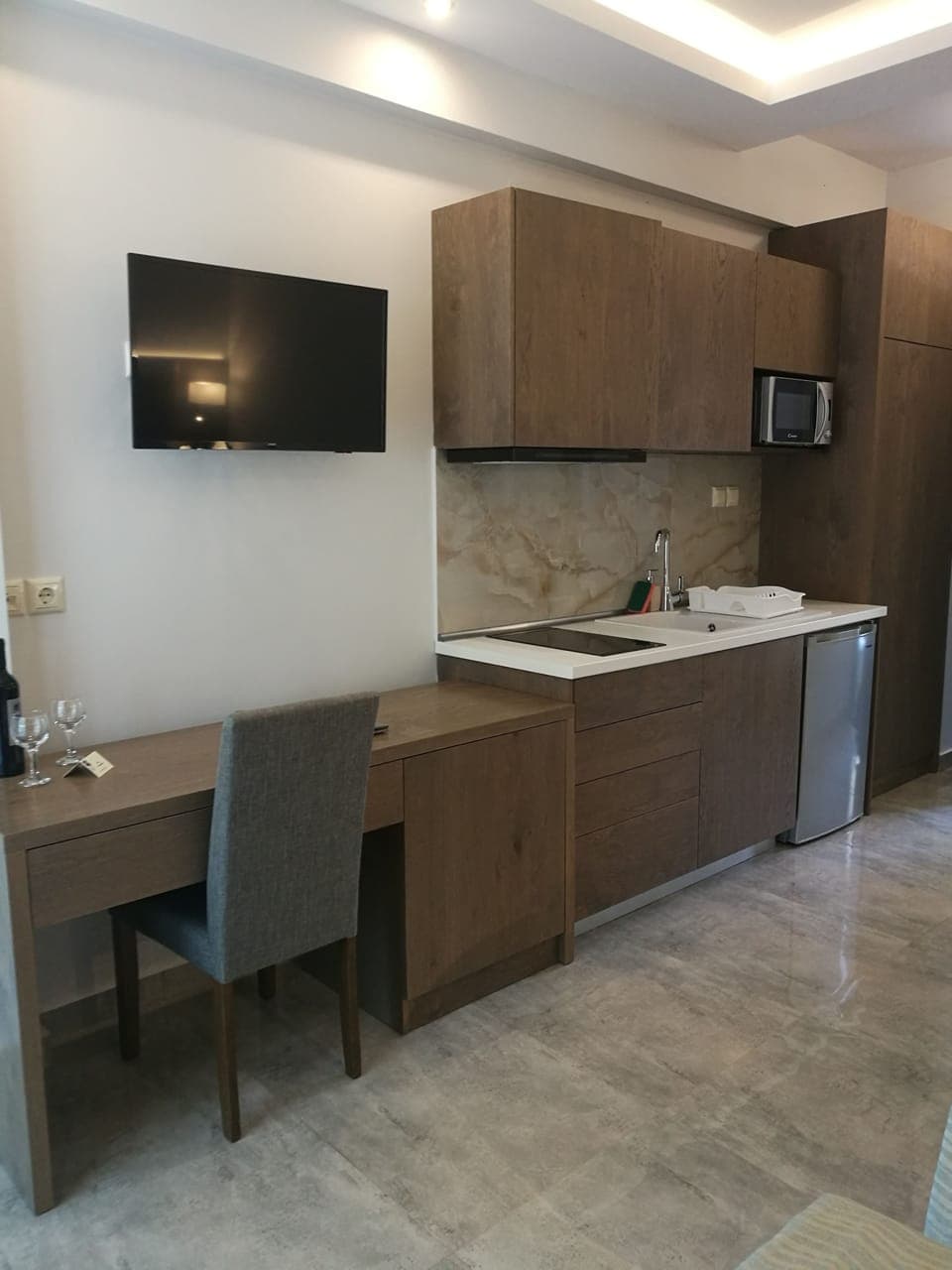 Classic Studio, 1 Bedroom, Kitchen, Garden View | Private kitchenette | Fridge, microwave, stovetop, cookware/dishes/utensils